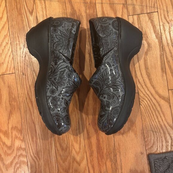 Nurse Mates Bryar Dark Gray & Black Paisley Patent Clogs Shoes Womens Sz 9M - Picture 5 of 10